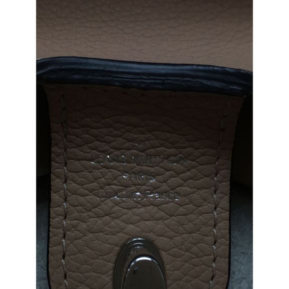 Louis Vuitton Lock Me Hobo Calf Leather Beige Handbag - Picture 3 of 6